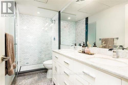 425 - 95 Bathurst Street, Toronto, ON - Indoor Photo Showing Bathroom