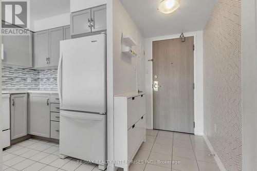 711 - 2177 Burnhamthorpe Road W, Mississauga, ON - Indoor Photo Showing Kitchen