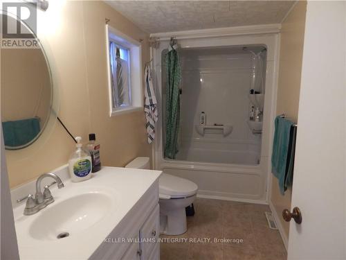 20785 Old Hwy 2, South Glengarry, ON - Indoor Photo Showing Bathroom