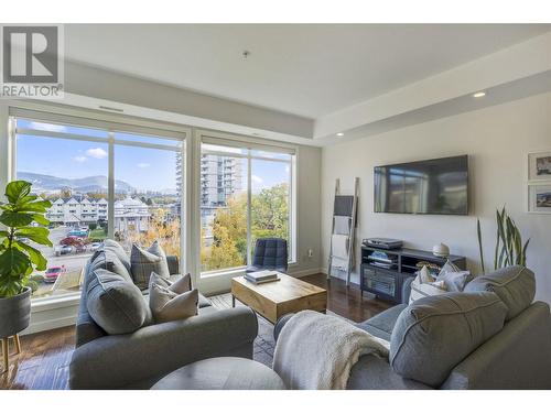 1933 Ambrosi Road Unit# 406, Kelowna, BC - Indoor Photo Showing Living Room