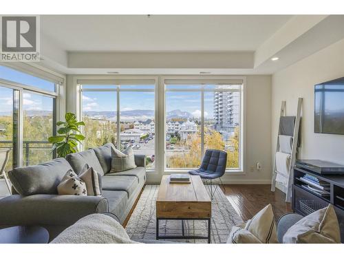 1933 Ambrosi Road Unit# 406, Kelowna, BC - Indoor Photo Showing Living Room