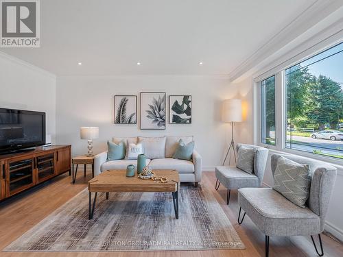 91 Hollyberry Trail, Toronto, ON - Indoor Photo Showing Living Room