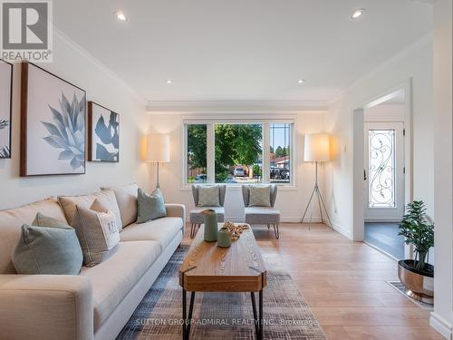 91 Hollyberry Trail, Toronto, ON - Indoor Photo Showing Living Room