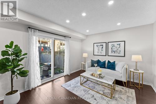 3240 Redpath Circle, Mississauga, ON - Indoor Photo Showing Living Room