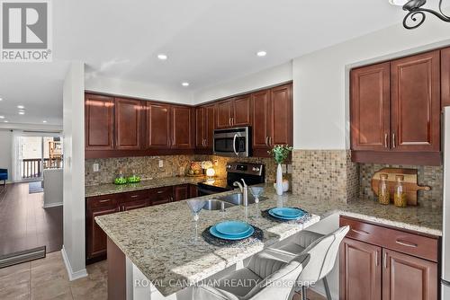 3240 Redpath Circle, Mississauga, ON - Indoor Photo Showing Kitchen With Double Sink With Upgraded Kitchen