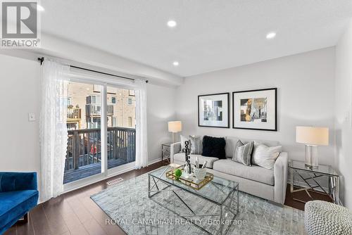 3240 Redpath Circle, Mississauga, ON - Indoor Photo Showing Living Room