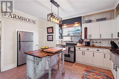 2 Carleton Street N, Thorold, ON - Indoor Photo Showing Kitchen With Double Sink