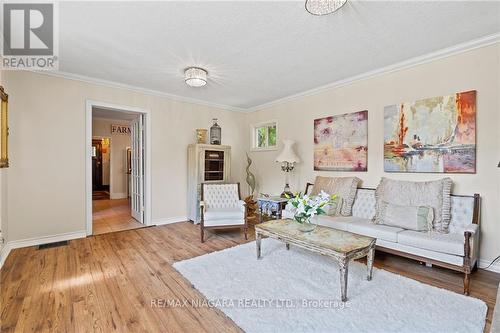 2 Carleton Street N, Thorold, ON - Indoor Photo Showing Living Room