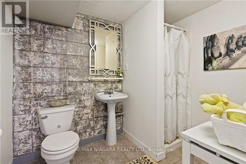 2 Carleton Street N, Thorold, ON - Indoor Photo Showing Bathroom