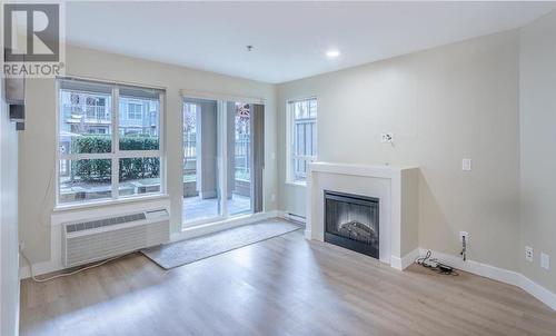 1099 Sunset Drive Unit# 140, Kelowna, BC - Indoor Photo Showing Living Room With Fireplace