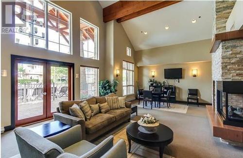 1099 Sunset Drive Unit# 140, Kelowna, BC - Indoor Photo Showing Living Room With Fireplace