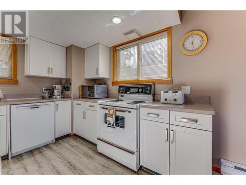 465 Silver Queen Road Unit# A, Vernon, BC - Indoor Photo Showing Kitchen