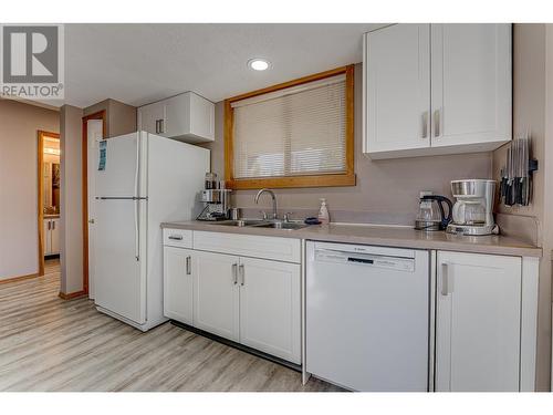 465 Silver Queen Road Unit# A, Vernon, BC - Indoor Photo Showing Kitchen With Double Sink