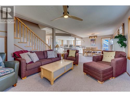 465 Silver Queen Road Unit# A, Vernon, BC - Indoor Photo Showing Living Room