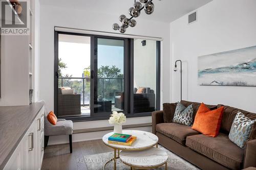 515 - 280 Howland Avenue, Toronto, ON - Indoor Photo Showing Living Room