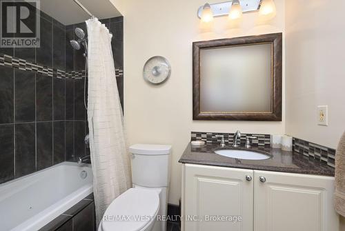 35 - 18 Hartnell Square, Brampton, ON - Indoor Photo Showing Bathroom