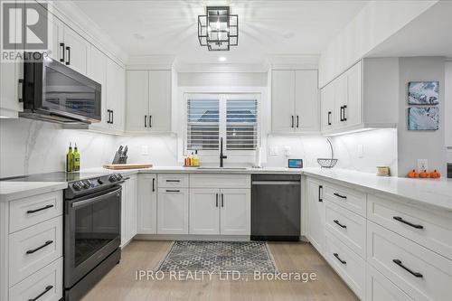 2153 Marc Lane, Burlington, ON - Indoor Photo Showing Kitchen With Upgraded Kitchen