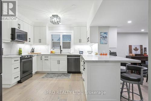 2153 Marc Lane, Burlington, ON - Indoor Photo Showing Kitchen With Upgraded Kitchen