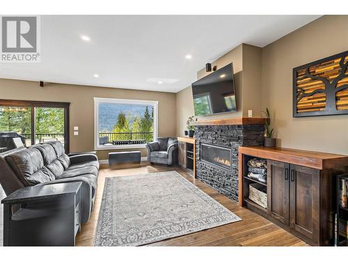 6600 Park Hill Road Ne, Salmon Arm, BC - Indoor Photo Showing Living Room With Fireplace