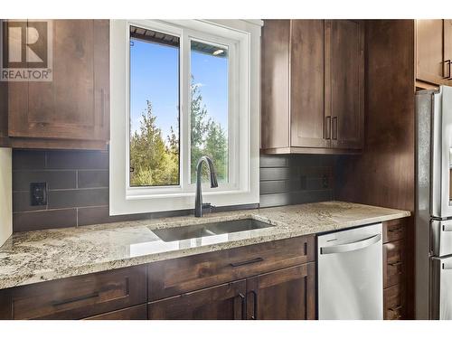 6600 Park Hill Road Ne, Salmon Arm, BC - Indoor Photo Showing Kitchen With Double Sink