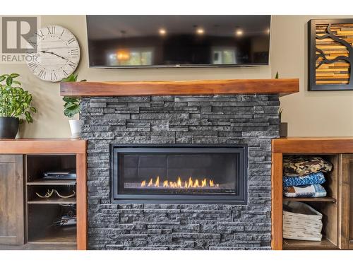 6600 Park Hill Road Ne, Salmon Arm, BC - Indoor Photo Showing Living Room With Fireplace