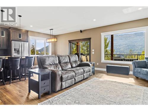 6600 Park Hill Road Ne, Salmon Arm, BC - Indoor Photo Showing Living Room