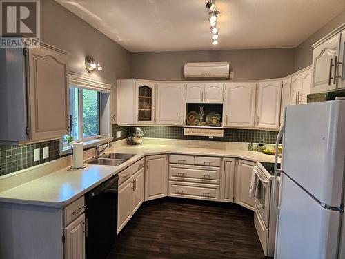 9800 Turner Street Unit# 50, Summerland, BC - Indoor Photo Showing Kitchen With Double Sink