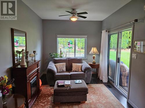 9800 Turner Street Unit# 50, Summerland, BC - Indoor Photo Showing Living Room