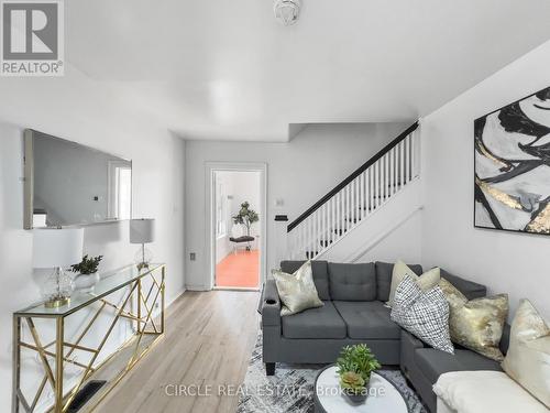 4639 Simcoe Street, Niagara Falls, ON - Indoor Photo Showing Living Room