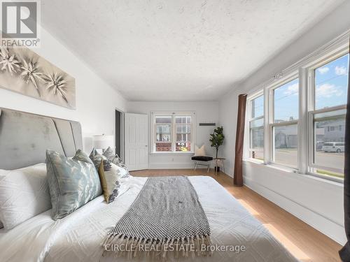 4639 Simcoe Street, Niagara Falls, ON - Indoor Photo Showing Bedroom