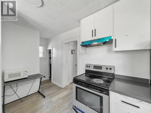 4639 Simcoe Street, Niagara Falls, ON - Indoor Photo Showing Kitchen