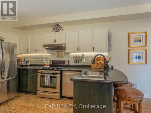 286 Denise Circle, Newmarket, ON - Indoor Photo Showing Kitchen With Double Sink