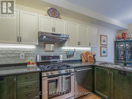 286 Denise Circle, Newmarket, ON - Indoor Photo Showing Kitchen With Double Sink