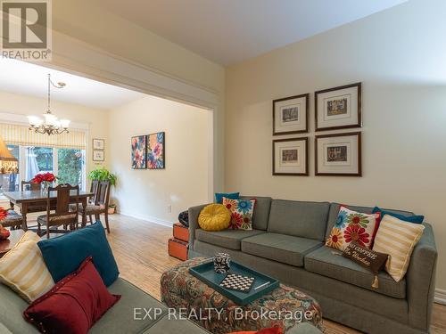 286 Denise Circle, Newmarket, ON - Indoor Photo Showing Living Room