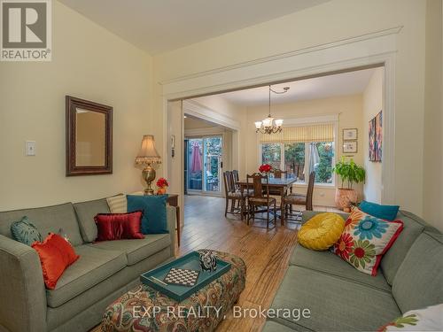 286 Denise Circle, Newmarket, ON - Indoor Photo Showing Living Room