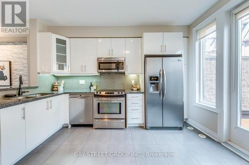 17 - 1812 Burnhamthorpe Road E, Mississauga, ON - Indoor Photo Showing Kitchen With Double Sink With Upgraded Kitchen