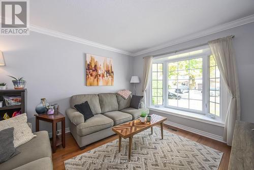 19 Lochern Road, London, ON - Indoor Photo Showing Living Room