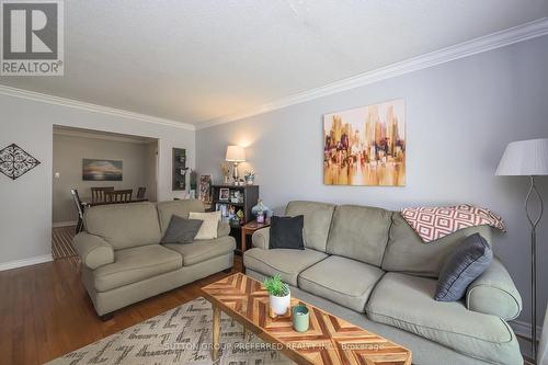 19 Lochern Road, London, ON - Indoor Photo Showing Living Room