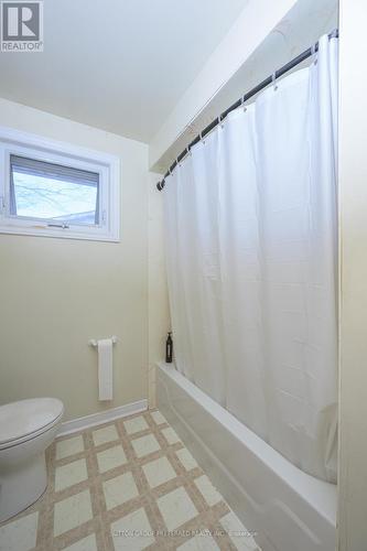 19 Lochern Road, London, ON - Indoor Photo Showing Bathroom