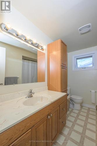 19 Lochern Road, London, ON - Indoor Photo Showing Bathroom