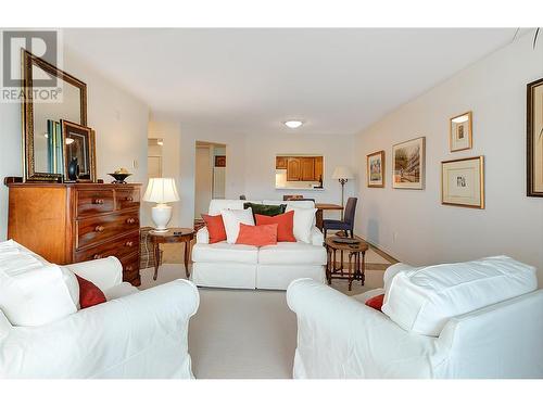 1329 Klo Road Unit# 212, Kelowna, BC - Indoor Photo Showing Living Room