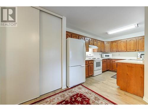 1329 Klo Road Unit# 212, Kelowna, BC - Indoor Photo Showing Kitchen