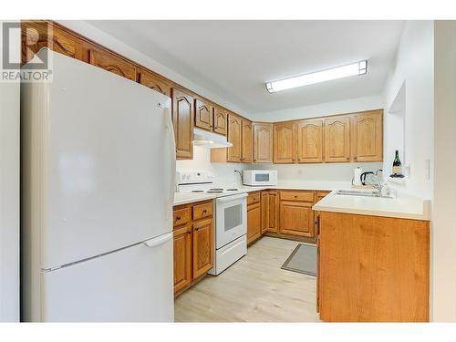 1329 Klo Road Unit# 212, Kelowna, BC - Indoor Photo Showing Kitchen