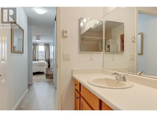 1329 Klo Road Unit# 212, Kelowna, BC - Indoor Photo Showing Bathroom