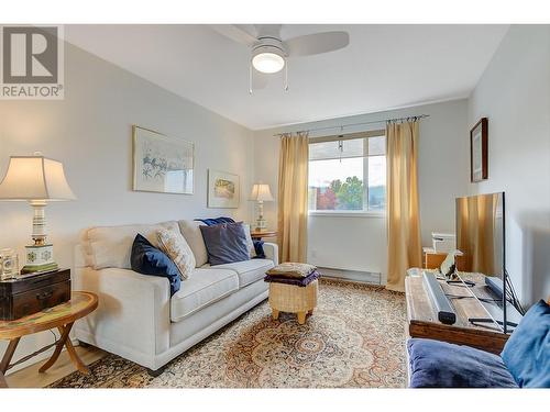 1329 Klo Road Unit# 212, Kelowna, BC - Indoor Photo Showing Living Room