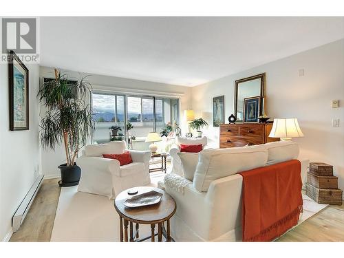 1329 Klo Road Unit# 212, Kelowna, BC - Indoor Photo Showing Living Room