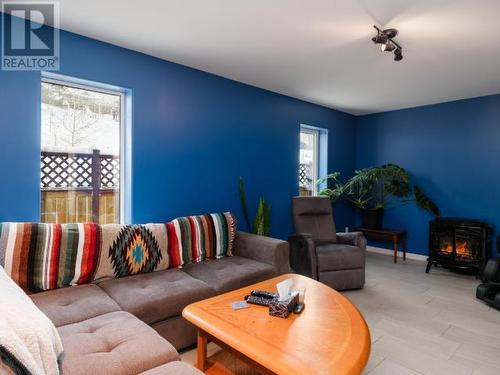 22-19 Wann Road, Whitehorse, YT - Indoor Photo Showing Living Room