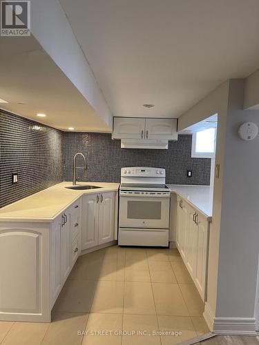 Base - 19447 Yonge Street, East Gwillimbury, ON - Indoor Photo Showing Kitchen