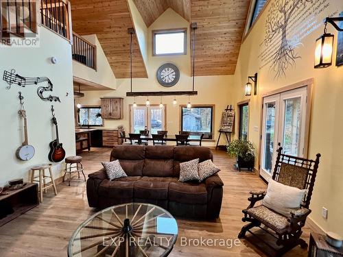 1249 Waters Edge Lane, Central Frontenac, ON - Indoor Photo Showing Living Room