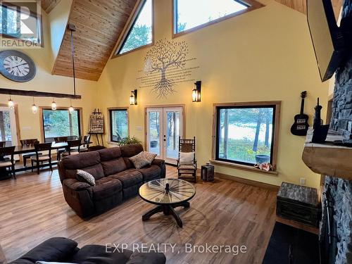 1249 Waters Edge Lane, Central Frontenac, ON - Indoor Photo Showing Living Room